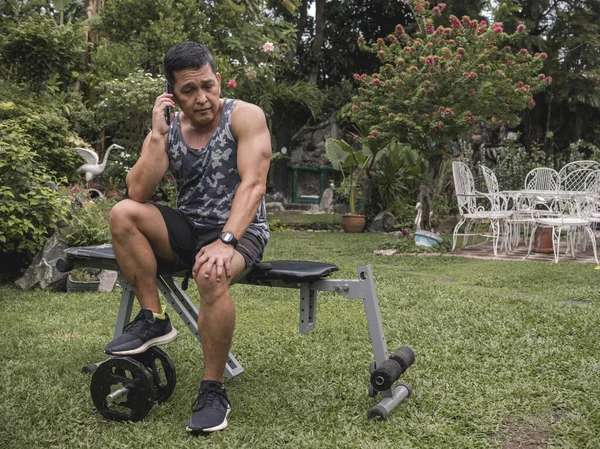 Hombre Asiático Forma Atlético Habla Con Alguien Por Teléfono Después — Foto de Stock