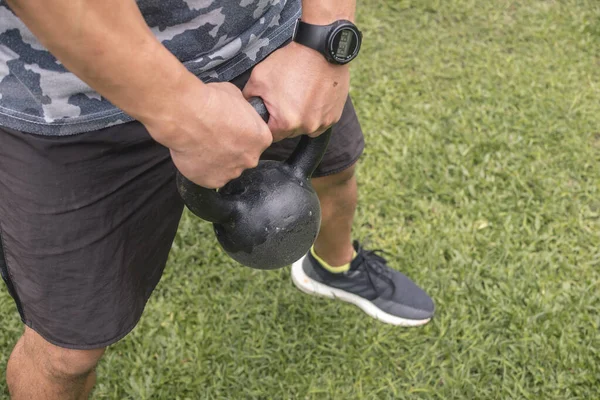 Hombre Anónimo Sostiene Kettlebell Listo Para Hacer Algunos Columpios Kettlebell — Foto de Stock