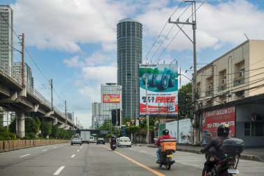 Quezon City, Metro Manila, Filipinler - Ocak 2021: EDSA 'nın güneye giden yolu. Sol tarafta MRT parmaklığı var. Sürücünün bakış açısı