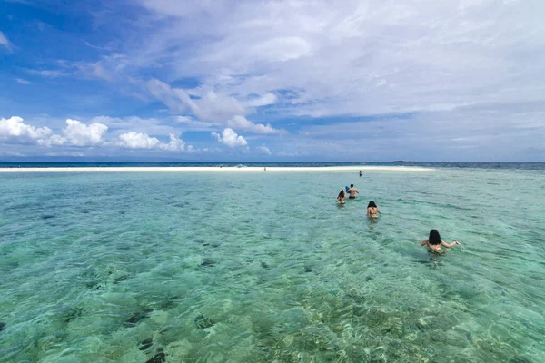 Couple Tourists Venture Shallow Waters Reach Pristine White Sandbar Shot — Stock Photo, Image