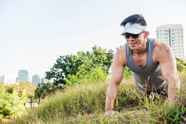 Hombre Asiático Forma Haciendo Flexiones Aire Libre Parque Ciudad Entrenamiento — Foto de Stock