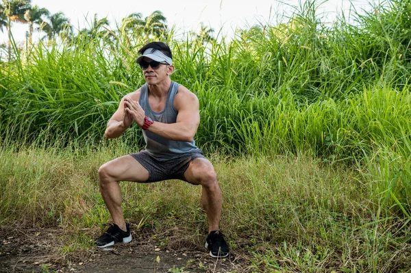 Macho Asiático Forma Haciendo Sentadillas Peso Corporal Campo Hierba Entrenamiento — Foto de Stock