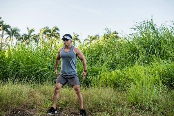 Macho Asiático Forma Haciendo Sentadillas Salto Campo Hierba Entrenamiento Entrenamiento — Foto de Stock