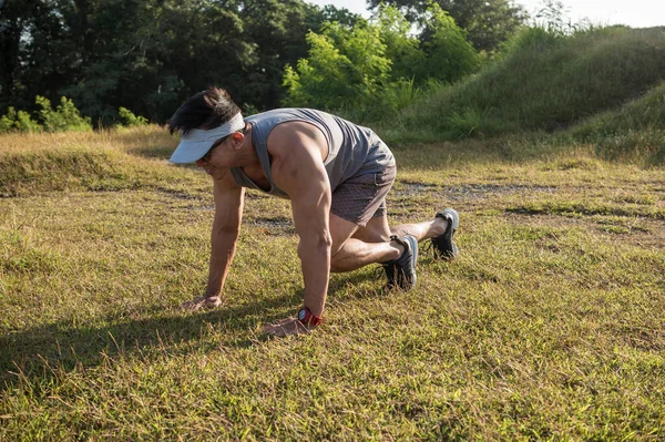 Atlético Hombre Asiático Hace Montañistas Hierba Campo Abierto Aire Libre — Foto de Stock