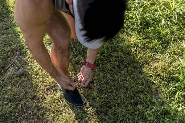 Corredor Forma Ata Sus Zapatillas Correr Zona Césped Parque Campo — Foto de Stock