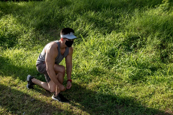 Hombre Asiático Musculoso Con Una Máscara Facial Inclina Para Atar — Foto de Stock