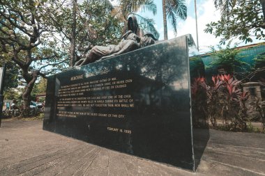 Intramuros, Manila, Filipinler - Plazuela de Sta 'da Manila 1945 anısına. Isabel, küçük bir plaza ve 2. Dünya Savaşı anıtı..