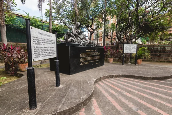 Intramuros, Manila, Filipinler - Plazuela de Sta 'da Manila 1945 anısına. Isabel, küçük bir plaza ve 2. Dünya Savaşı anıtı..