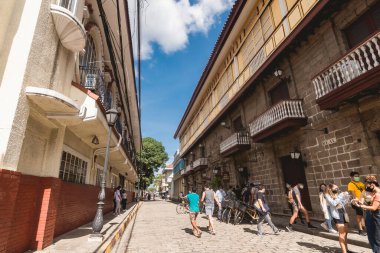 Intramuros, Manila, Filipinler- Real Caddesi 'nin kaldırımlı yolu, turistlerle dolu. Yeni normal sahne.