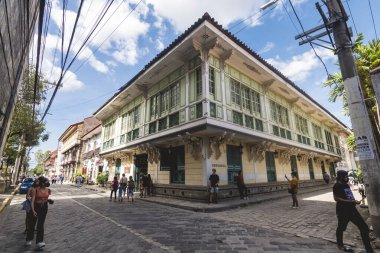 Intramuros, Manila, Filipinler- Urdaneta ve General Luna Caddesi 'nin köşesinde süslü bir İspanyol sömürge dönemi binası.