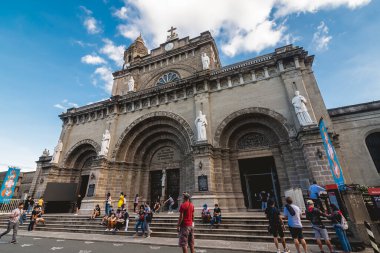 Intramuros, Manila, Filipinler - Yerel turistler Pazar öğleden sonra Manila Katedrali 'ni ziyaret ediyorlar. Salgının ortasında şehirde turizmin yükselişi.
