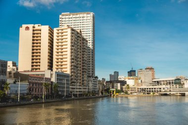 Manila, Filipinler - Pasig Nehri ve yakınlardaki Binondo, Sta Cruz ve Quiapo silueti kuzey kıyısında.