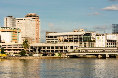 Manila, Filipinler- Quiapo ve Pasig Nehri 'ndeki binalar Jones Köprüsü' nden görüldü