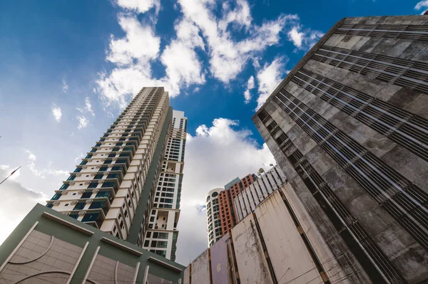 菲律宾马尼拉比诺多 仰望一座非常高的公寓楼和一座外层破旧不堪的办公楼 — 图库照片