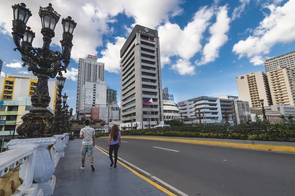 フィリピン マニラのビノンド ジョーンズ橋の歩道を歩くカップル 直交ランプの投稿が交差線に沿って表示 — ストック写真