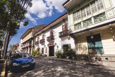 Intramuros, Manila, Filipinler- Tarihi Luna Caddesi boyunca park edilmiş lüks bir araba. Burada bir çok tarihi İspanyol dönemi buidling ve simgesi bulunur..