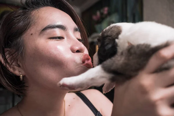 Une Femme Asiatique Embrasse Son Chiot Mignon Semaines Tout Tenant — Photo