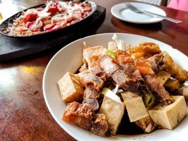 Tokwa Baboy ve Sizzling Hotdog, popüler Filipinli aperatifler veya pulutan restoranda veya barda servis edilmedi..