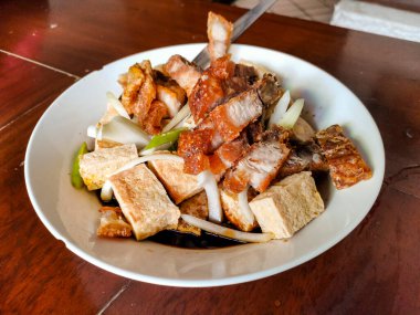 Tokwa 't Baboy, popüler bir Filipin aperatifi ya da pulutanı bir restoranda ya da barda servis edilir..
