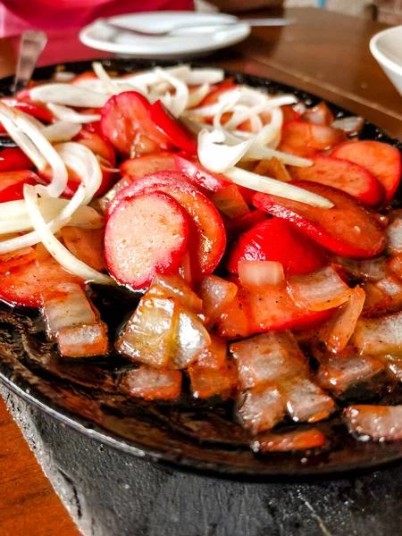 Sizzling Hotdog Cebollas Aperitivos Filipinos Populares Pulutan Servido Restaurante Bar — Foto de Stock