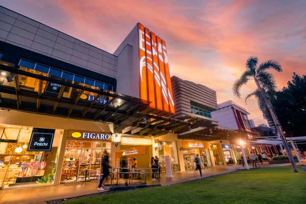 Fort Bonifacio, Taguig, Metro Manila - Bonifacio High Caddesi gün batımında.
