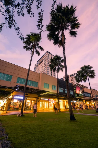 Fort Bonifacio Taguig Metro Manila Una Piazza Centrale Verde Fiancheggiata — Foto Stock