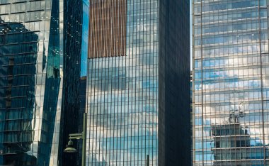 Bonifacio Global City, Taguig, Metro Manila - Ofis kulelerinin cam kaplaması güzel bir öğleden sonra gökyüzünü yansıtıyor.