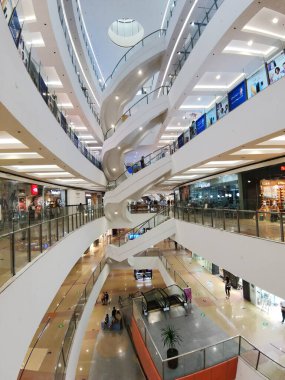 Quezon Şehri, Metro Manila, Filipinler- SM Kuzey EDSA 'nın atriyum alanı, merkezinde güzel bir spiral merdiven var..