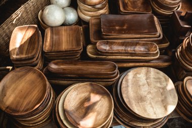 Dapitan Arcade, Quezon City, Filipinler 'deki el sanatları mağazasında satılık çeşitli ahşap tabaklar ve tepsiler var..