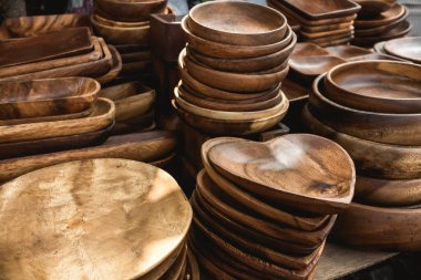 Dapitan Arcade, Quezon City, Filipinler 'deki el sanatları mağazasında satılık çeşitli ahşap tabaklar ve tepsiler var..