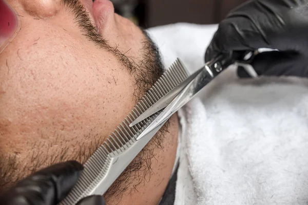 Barbeiro Usando Luvas Apara Desenha Barba Costeletas Seu Cliente Com — Fotografia de Stock