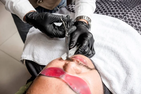 Barbeiro Usando Luvas Apara Desenha Bigode Seu Cliente Com Uma — Fotografia de Stock