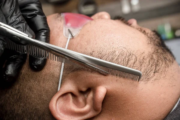 Fryzjer Kształtuje Bokobrody Azjaty Nożyczkami Grzebieniem Profesjonalnie Robiona Stylizacja Włosów — Zdjęcie stockowe