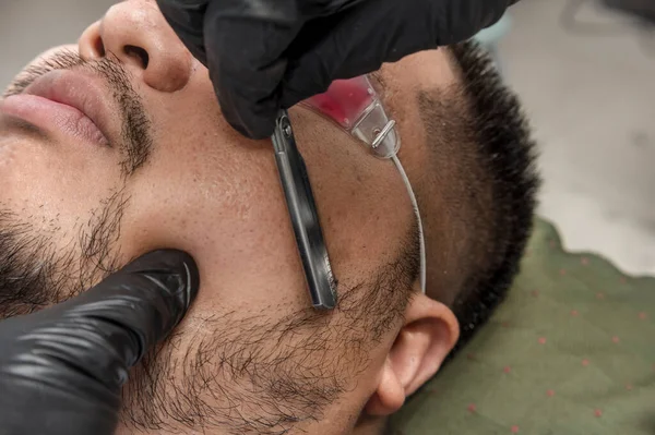 Barbero Moldea Barba Las Patillas Hombre Asiático Con Una Navaja — Foto de Stock