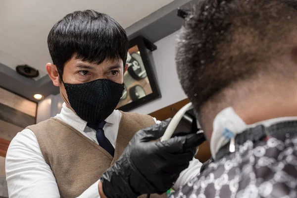 Azjatycki Fryzjer Masce Przycina Zanika Tył Głowy Klienta Strzyżeniem Włosów — Zdjęcie stockowe