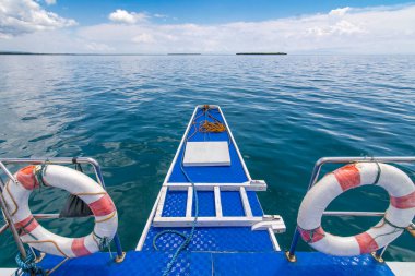 Turist teknesinin pruvası ya da yerel adıyla Bangka. Filipinler, Bohol açıklarında cam gibi sakin sularda geziniyorum..