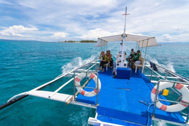 Loon, Bohol, Filipinler - Yerel turistler turizm amaçlı tasarlanmış bir bangka veya tekneye biniyorlar. Filipinler 'de seyahat ve tatil.