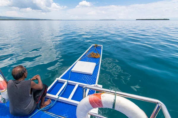 Barquero Filipino Descansa Cerca Proa Bangka Turístico Outrigger Navegando Través — Foto de Stock