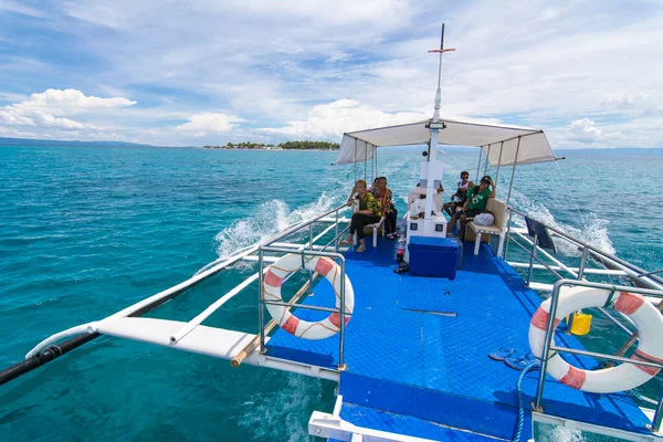 Loon Bohol Filipinas Los Turistas Locales Montan Bangka Bote Outrigger —  Fotos de Stock