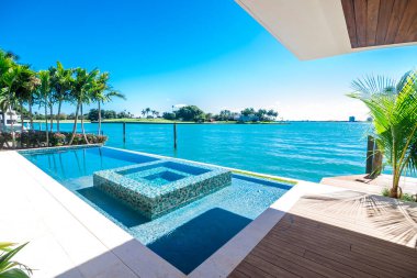 Miami Plajı - Lüks sonsuz havuz ve deniz kıyısında jakuzi. Çağdaş Güney Florida tasarımı.