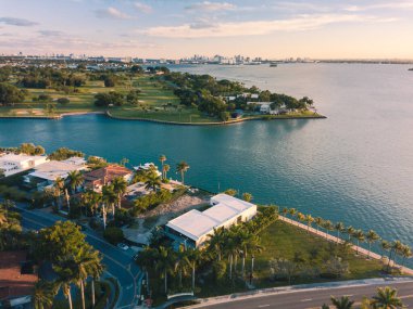 Miami Plajı, Liman Koyu Adaları ve Indian Creek Country Club 'daki Havacılık. Öğleden sonra çekimi..