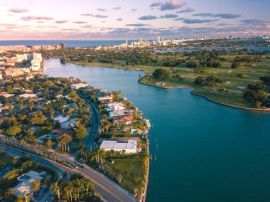 Miami Plajı, Liman Koyu Adaları ve Indian Creek Country Club 'daki Havacılık. Öğleden sonra çekimi..