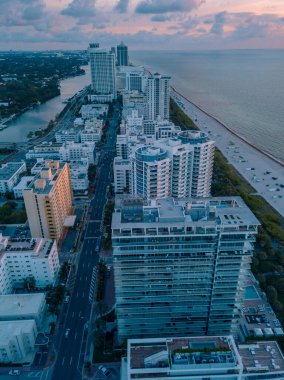 Miami Beach, Florida, Mid Beach boyunca muhteşem bir Dawn sahnesi. Sahil boyunca yerleşim yerleri ve oteller var..