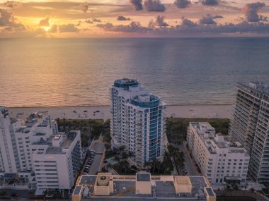 Miami Beach, Florida, Mid Beach boyunca muhteşem bir Dawn sahnesi. Sahil boyunca yerleşim yerleri ve oteller var..