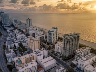 Miami Beach, Florida, Mid Beach boyunca muhteşem bir Dawn sahnesi. Sahil boyunca yerleşim yerleri ve oteller var..