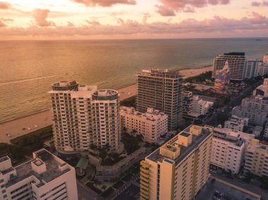 Miami Beach, Florida, Mid Beach boyunca muhteşem bir Dawn sahnesi. Sahil boyunca yerleşim yerleri ve oteller var..