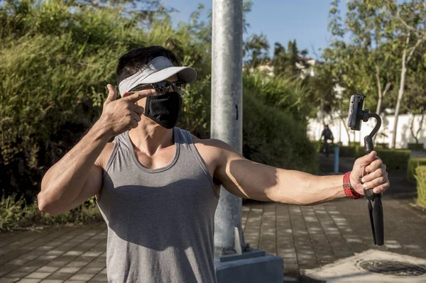 Chico Asiático Forma Una Máscara Facial Graba Video Para Gimnasio — Foto de Stock