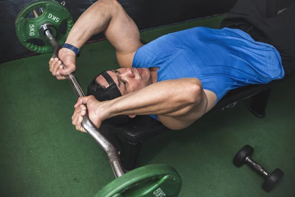 Een Atletische Man Doet Een Set Van Liegen Tricep Extensies — Stockfoto