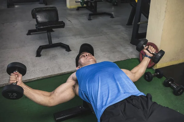 Ein Asiatischer Mann Blauem Tank Top Macht Auf Einer Flachen — Stockfoto