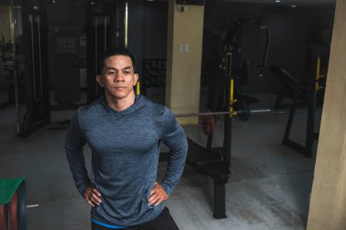 40 'lı yaşlarının başında spor salonunda yakışıklı ve bakımlı bir Asyalı. Genç, kaslı ve güçlü..